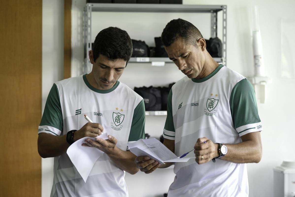O Amrica se reapresentou nesta quinta-feira para a prxima temporada. Alm de j contar com os reforos, o Coelho mostrou o novo uniforme de treino, da Sparta, marca-prpria do clube