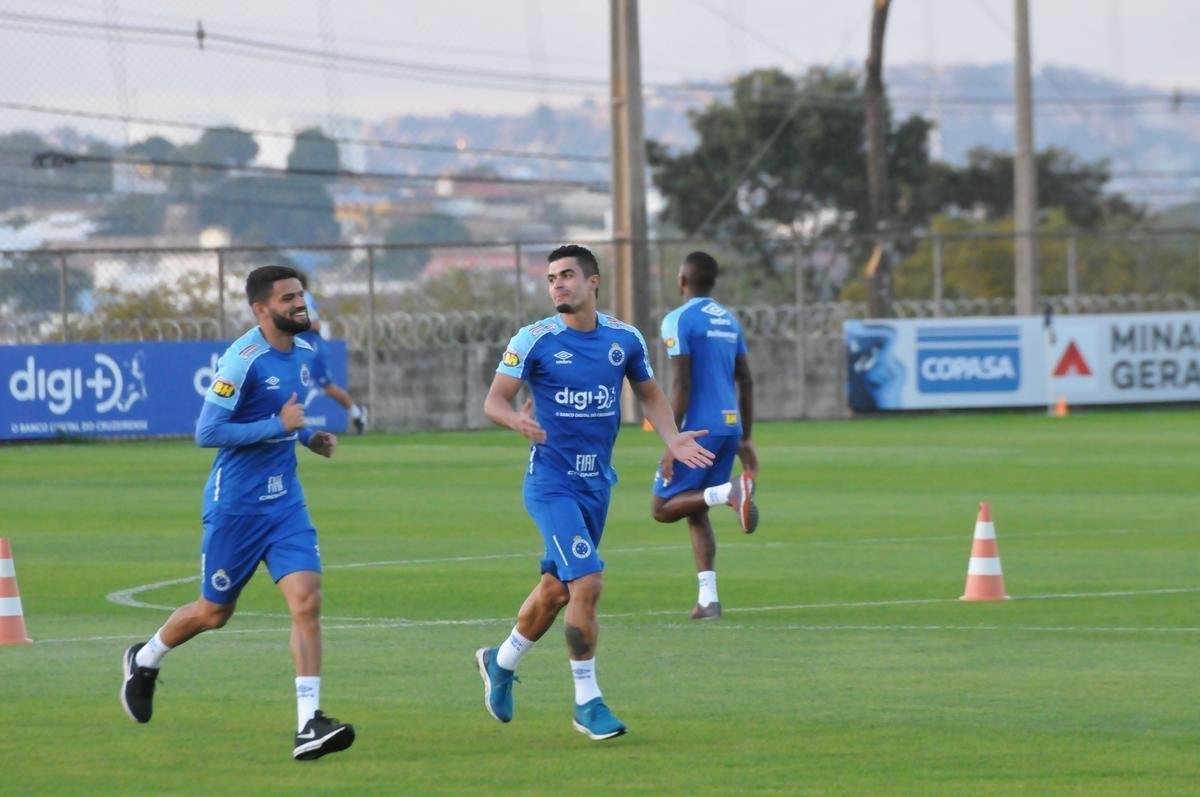 Cruzeiro iniciou sua intertemporada nesta segunda-feira na Toca da Raposa II. Tcnico Mano Menezes contou com elenco completo. Grupo agora comea preparao para decises com Atltico na Copa do Brasil, River Plate na Copa Libertadores e 29 rodadas restantes do Campeonato Brasileiro