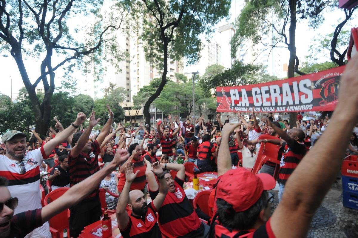 Torcedores do Flamengo se reuniram em bar na Avenida Afonso Pena, em Belo Horizonte, e vibraram com a vitria de virada sobre o Al-Hilal, por 3 a 1, na semifinal do Mundial de Clubes, no Catar. Gols foram de Arrascaeta, Bruno Henrique e Al-Bulayhi, contra. Com triunfo, time carioca jogar a deciso no sbado diante do vencedor da outra semifinal, a ser disputada entre Monterrey e Liverpool.