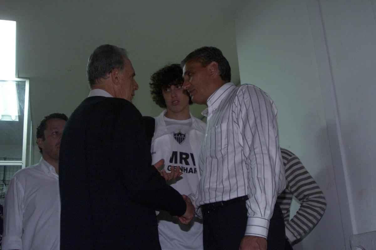 Carlos Alberto se despede de Tite, que acabou demitido do Atltico em 2005, ano do rebaixamento do clube