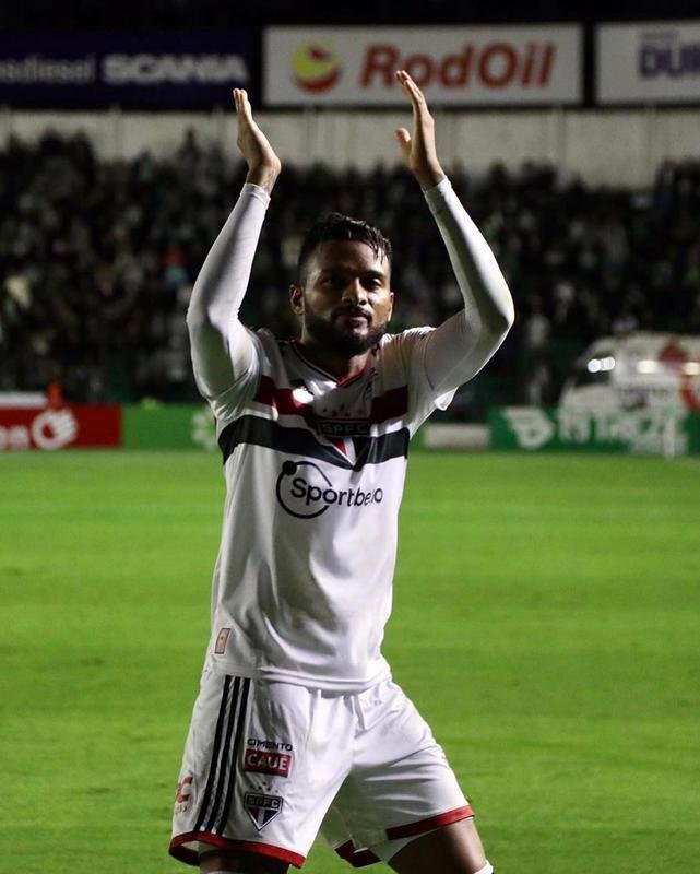 Reinaldo - 32 anos - lateral-esquerdo do So Paulo
