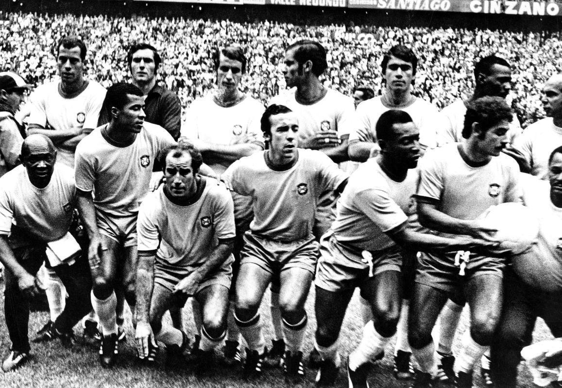 Os jogadores da Seleo Brasileira posam para fotografia oficial (quadro), no Estdio Azteca, antes da partida final contra a Itlia. O Brasil foi tricampeo mundial de 1970. Na foto, Carlos Alberto, Piazza, Brito, Jairzinho, Gerson, Tosto, Pel, Rivelino e outros.