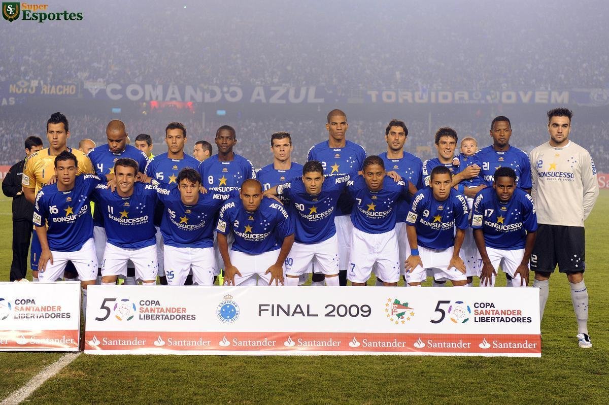Time do Cruzeiro vice-campeão da Libertadores de 2009. De pé: Fábio, Thiago Heleno, Henrique, Ramires, Wagner, Leonardo Silva, Athirson, Fabrício, Fabinho e Andrey. Agachados: Bernardo, Thiago Ribeiro, Kleber, Jonathan, Gérson Magrão, Marquinhos Paraná, Wellington Paulista e Elicarlos