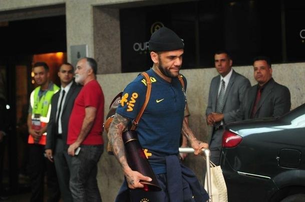 Seleo Brasileira deixou hotel Ouro Minas na noite desta quarta-feira e se despediu de Belo Horizonte, onde venceu a Argentina por 2 a 0 na semifinal da Copa Amrica. Reta final de treinos ser na Granja Comary, em Terespolis. Deciso est marcado para domingo, s 17h, no Maracan