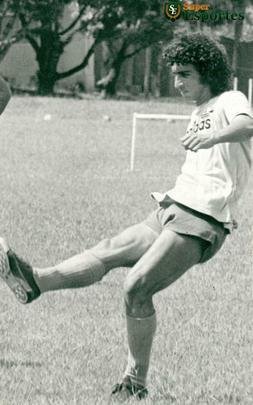 Nelinho treina faltas na Toca da Raposa I em 1975