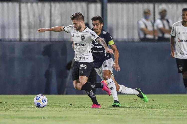 Eduardo Sasha - Das cinco novidades no time titular, foi o pior. Costuma ser importante nas movimentaes, mas foi pouqssimo acionado nos mais de 60 minutos em que esteve em campo. Tocou na bola apenas duas vezes. Pode contribuir bastante para superar defesas fechadas com os movimentos de 'falso 9', mas no viveu uma boa jornada em Belm.