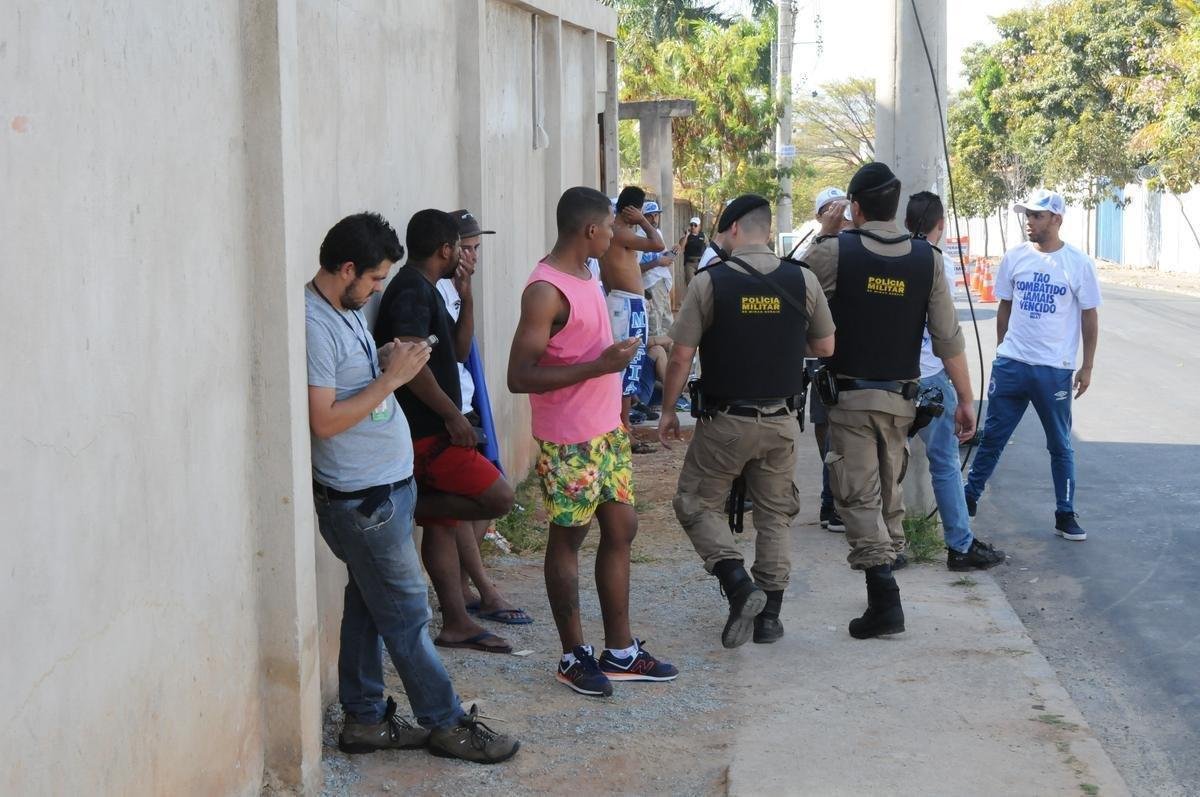 Integrantes da Mfia Azul protestaram na tarde desta tera, na porta da Toca II