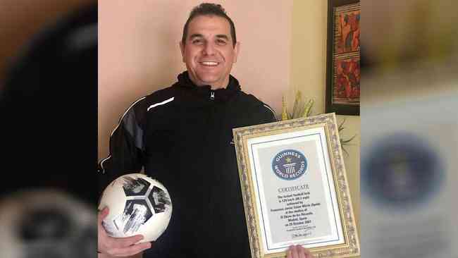 Francisco Javier Galan com o registro de seu recorde no Guinness Book