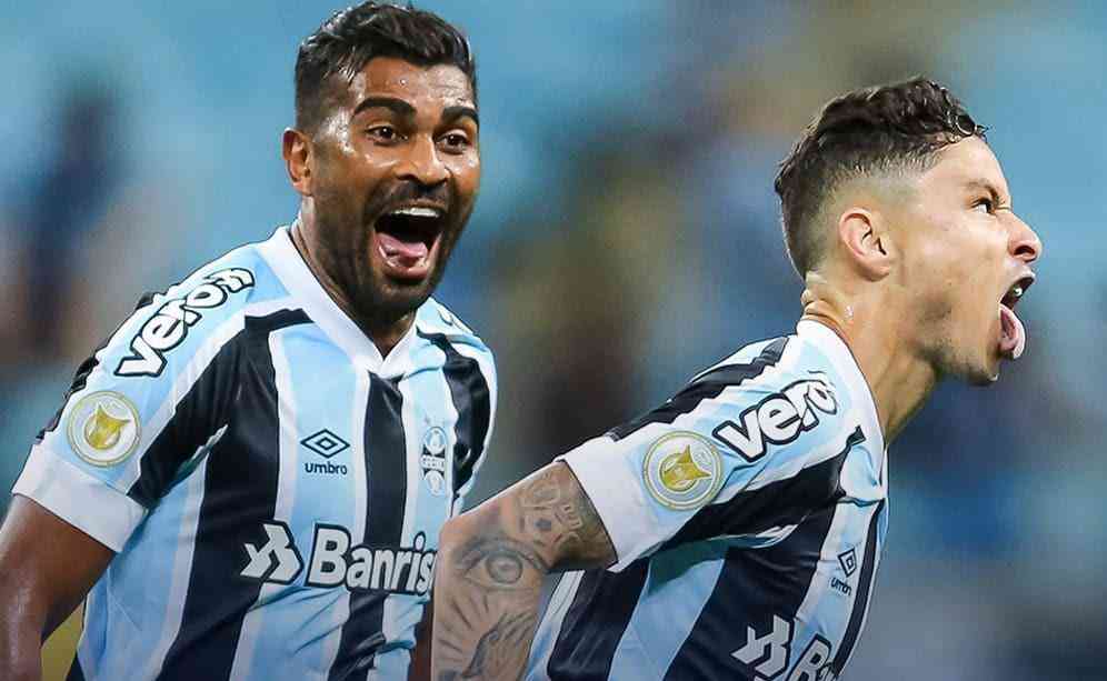 SP - Sao Paulo - 14/08/2021 - BRAZILIAN IN 2021, SAO PAULO X GREMIO -  Galeano, Sao Paulo player disputes a bid with Vanderson, Gremio player  during a match at Morumbi stadium