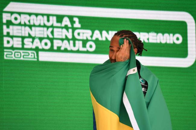 Lewis Hamilton vence GP de São Paulo de Fórmula 1 e repete gesto de Ayrton Senna ao carregar bandeira do Brasil na pista e no pódio