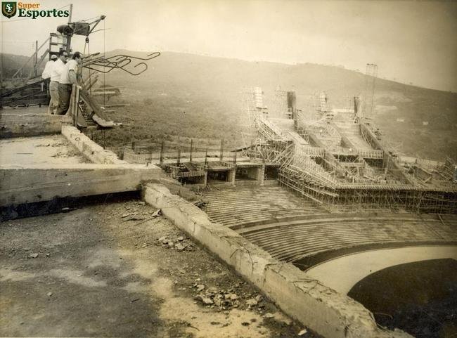 24/11/1964 - Da cobertura do Mineiro, o engenheiro Gil Csar Moreira de Abreu observa obras de construo do estdio
