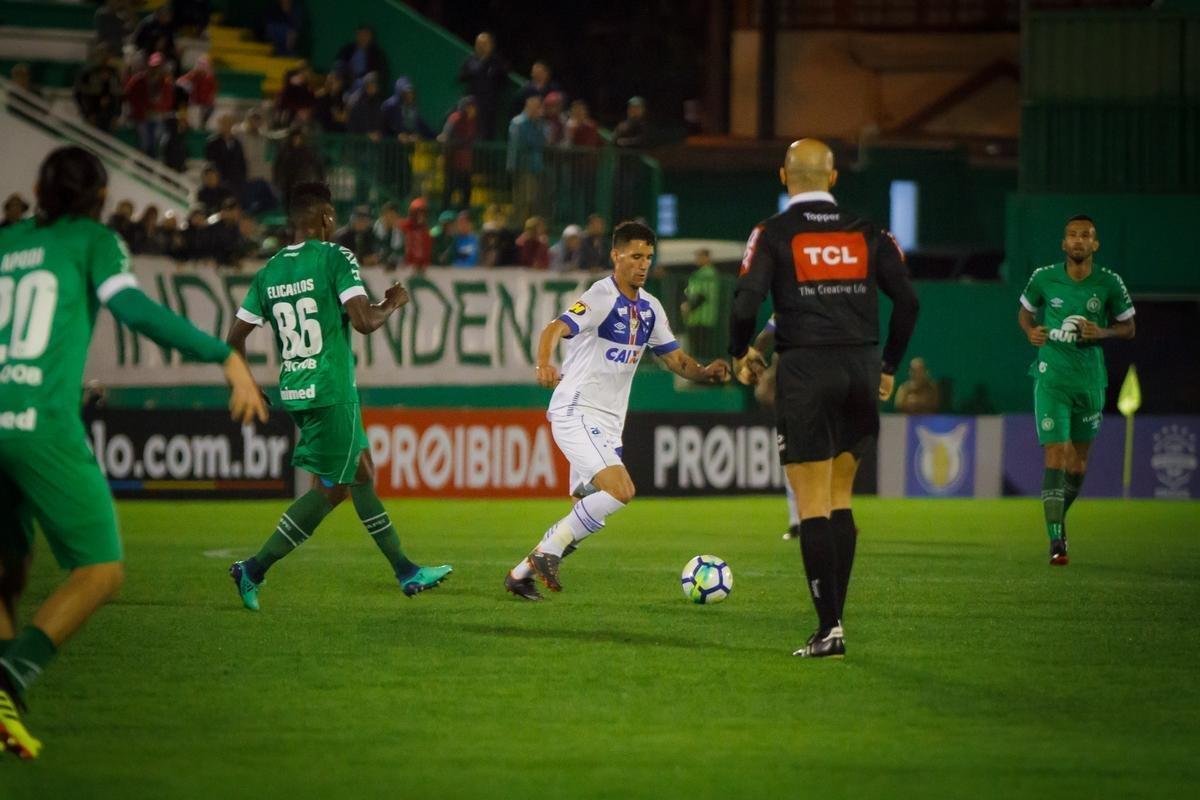 Cruzeiro perde para Chapecoense em jogo que teve atraso por causa de pane em refletores