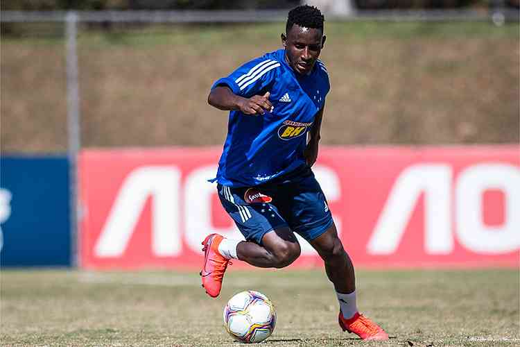 Colombiano Angulo, de 19 anos, chega para treinar no Palmeiras