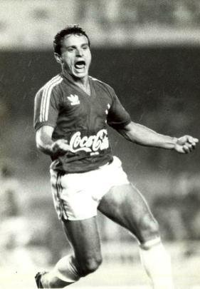 Atacante dson (Flamengo: 1979-1983 / Cruzeiro: 1986-1990, 1992):218 jogos por Cruzeiro (46 gols)
