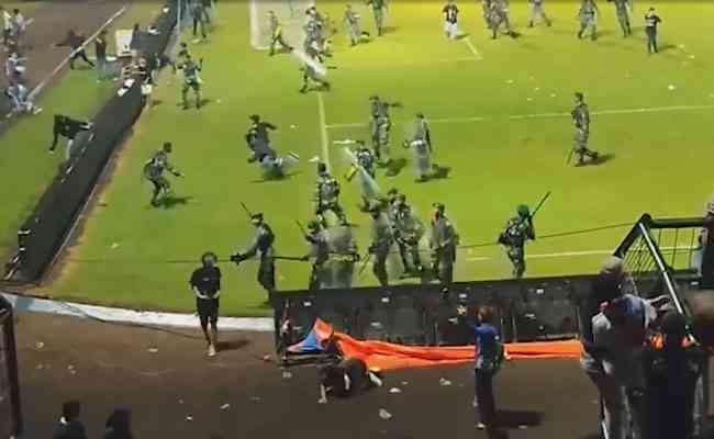 Briga generalizada em jogo de futebol deixa 127 mortos na Indonsia