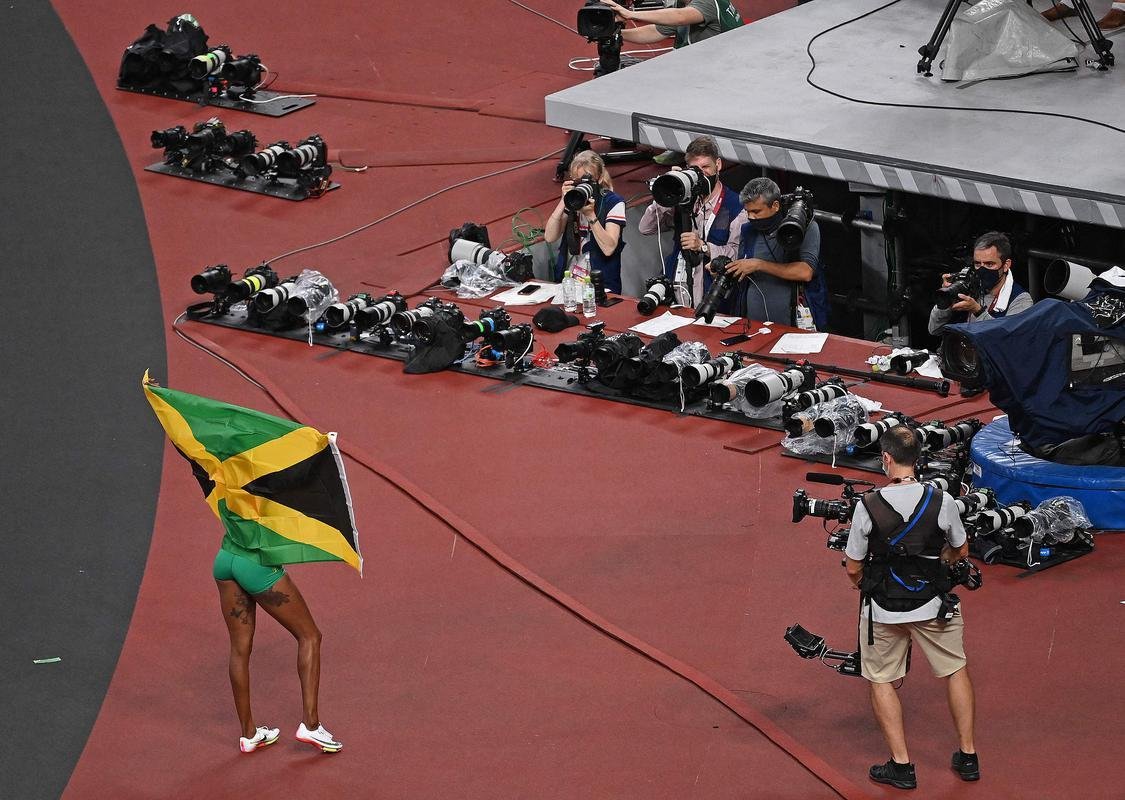 Fotos espetaculares da vitria da jamaicana Elaine Thompson-Herah nos 100m rasos dos Jogos Olmpicos de Tquio com o tempo de 10s61. A velocista quebrou o recorde olmpico e comandou o pdio jamaicano ao lado de Ann Fraser-Pryce, prata, e Shericka Jackson, bronze.