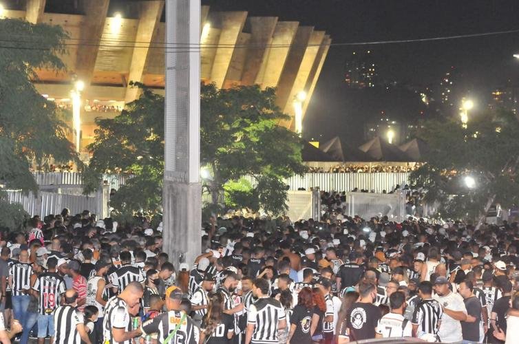 Atleticanos invadiram o Mineirão no jogo contra o Grêmio e bateram recorde de público no Brasileiro; veja fotos do entorno do estádio antes da partida