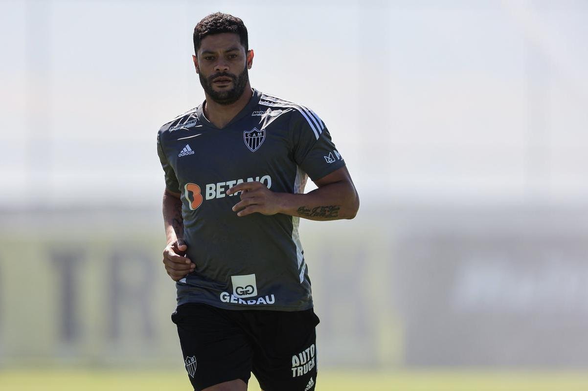 Nesta quinta-feira (28), o Atltico realizou o terceiro treino na Cidade do Galo aps o retorno de Cuca. Durante a atividade, o treinador conversou com o presidente do clube, Srgio Coelho.