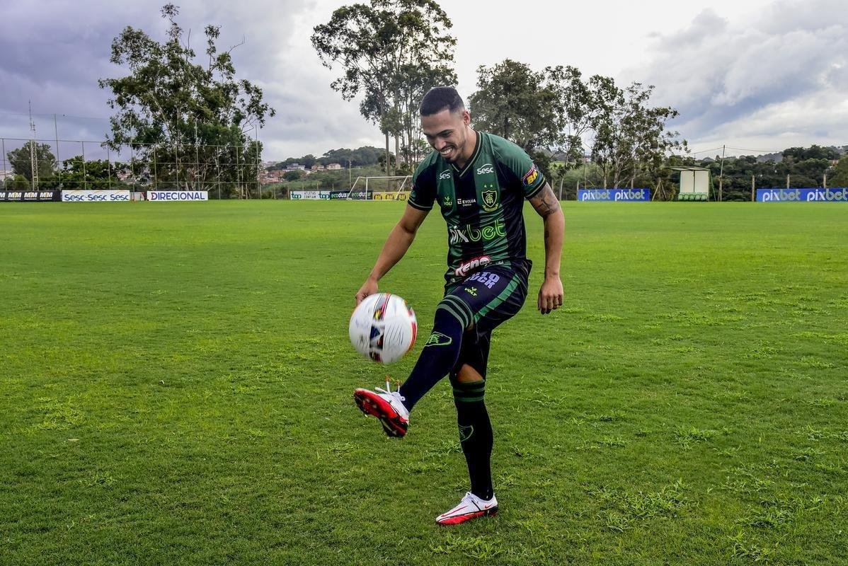 Novo reforo do Amrica para 2022, o zagueiro der foi apresentado oficialmente no dia 10 de janeiro