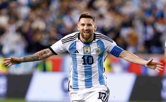 Messi comeou na reserva e marcou dois gols contra a Jamaica