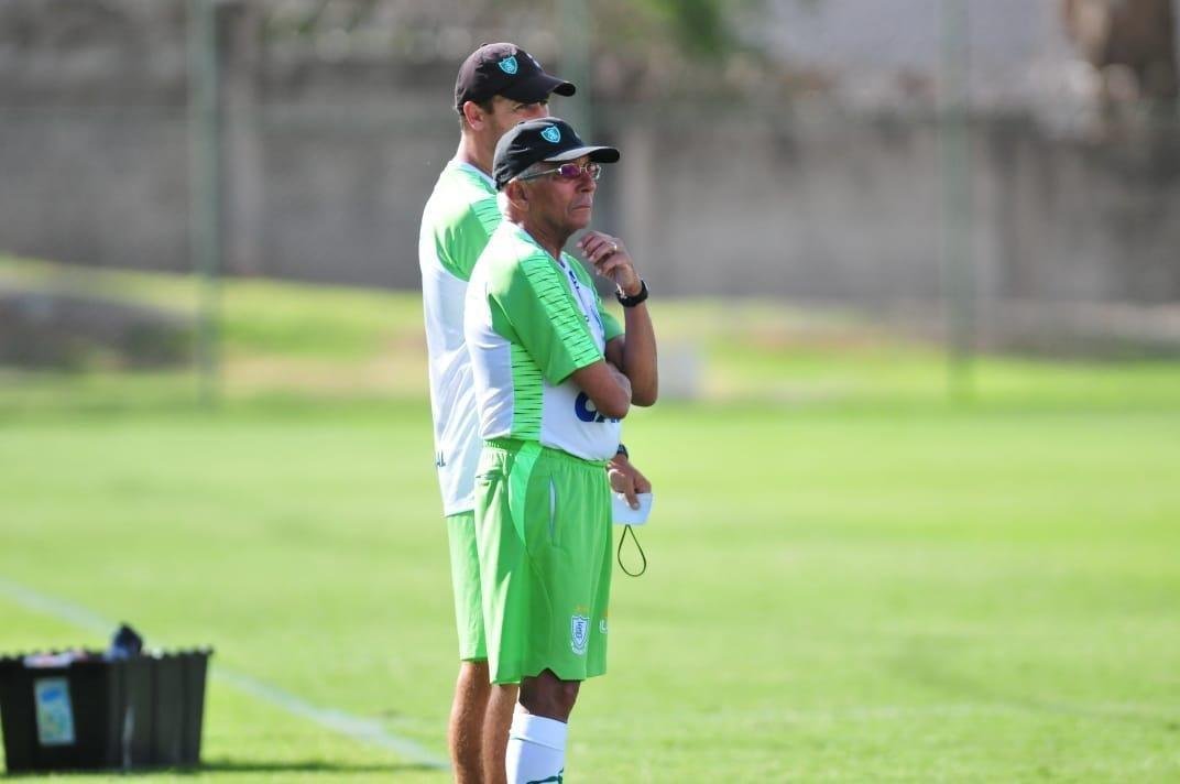 Tcnico acompanhou treinamento regenerativo do elenco nesta segunda-feira