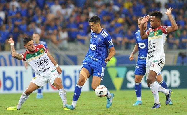 No turno, Cruzeiro marcou no fim e venceu o Brusque no Mineiro