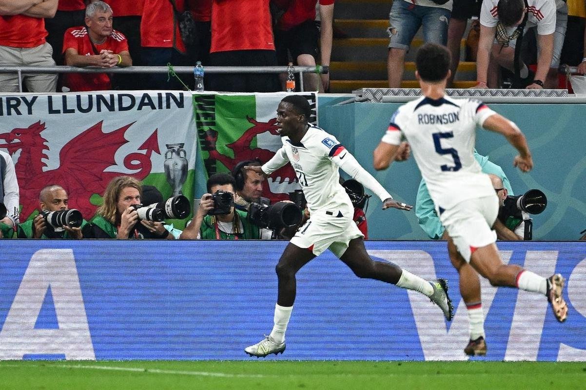 Fotos do jogo entre Estados Unidos e Pas de Gales no Estdio Ahmad bin Ali, pelo Grupo B da Copa do Mundo, no Catar