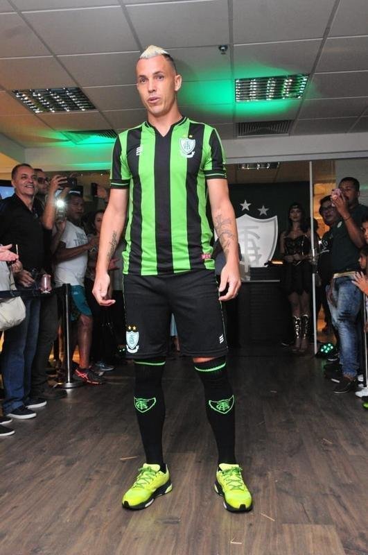 Coleção de uniformes do América da temporada 2019. Clube adotou marca própria, a Sparta. Por isso, desfile na loja do clube, no shopping Boulevard, em BH, foi ao estilo espartano