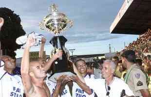 O primeiro passo do Cruzeiro em 2003 para alcanar a histrica Trplice Coroa foi dado em 16 de maro, com a conquista do Campeonato Mineiro de pontos corridos. A taa foi erguida de forma antecipada com a vitria por 4 a 0 sobre a URT, no estdio Zama Maciel, em Patos de Minas, pela 11 rodada. Deivid, Aristizbel, Alex e Maurinho marcaram os gols do triunfo. Em seguida, o elenco deu a volta olmpica, ergueu a taa diante dos cruzeirenses e desfilou em carro aberto pela cidade do interior de Minas. No retorno a BH, naquele mesmo dia, o grupo foi recebido com festa pela torcida no Aeroporto da Pampulha. O Cruzeiro foi campeo estadual invicto. O ltimo jogo foi contra o Tupi, no Mineiro.