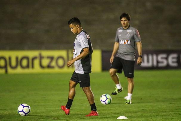 Jogadores trabalharam com bola no Almeidão, em João Pessoa, local da partida desta quarta, às 21h45, contra o Botafogo-PB, pela segunda fase da Copa do Brasil. Houve treinamento de pênaltis