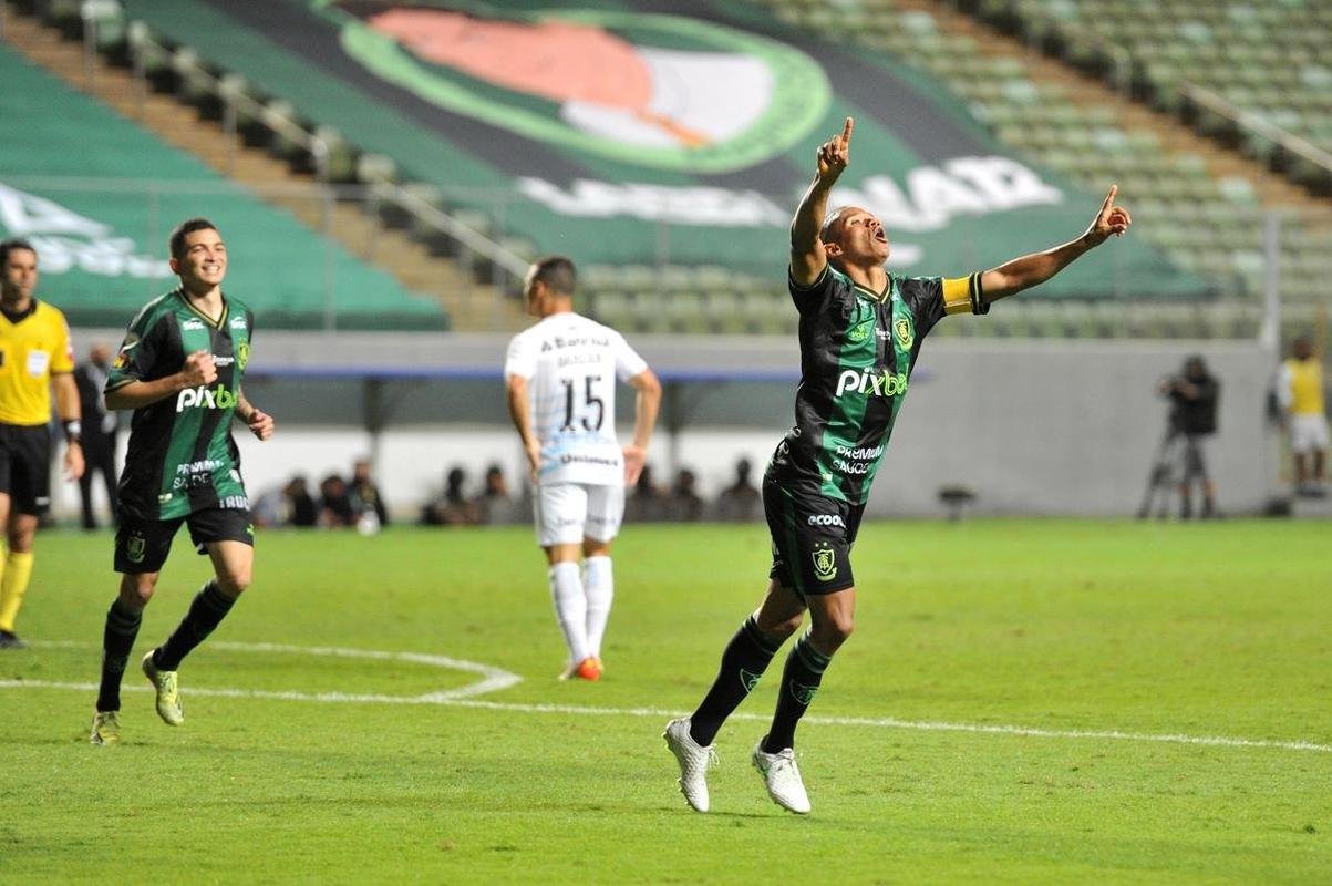 Fotos do gol de Juninho, o terceiro do Amrica na partida contra o Grmio, no Independncia, em BH, pelo Brasileiro: 3 a 0