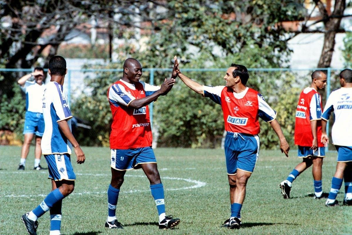 Fotos da passagem do jogador Rincn pelo Cruzeiro, em 2001.  Ele faleceu aos 55 anos nesta quarta-feira (13/4/2022), aps sofrer acidente automobilstico em Cali, na Colmbia, no dia 11.