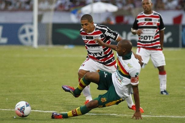 A camisa do Santa Cruz feita pela Penalty na temporada 2013, ano do tri no Estadual