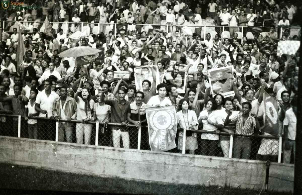 O recorde de pblico nos clssicos, que no ser mais atingido devido  reduo da capacidade do estdio, pertence ao jogo em que a Raposa venceu o Galo por 1 a 0, gol de Natal: 123.351 pagantes. As duas equipes faziam excelentes campanhas no Campeonato Mineiro. Em 12 jogos, cada time havia vencido 11. Nem o aumento no preo dos ingressos afastou o torcedor. O pblico total foi de 129.296 torcedores.