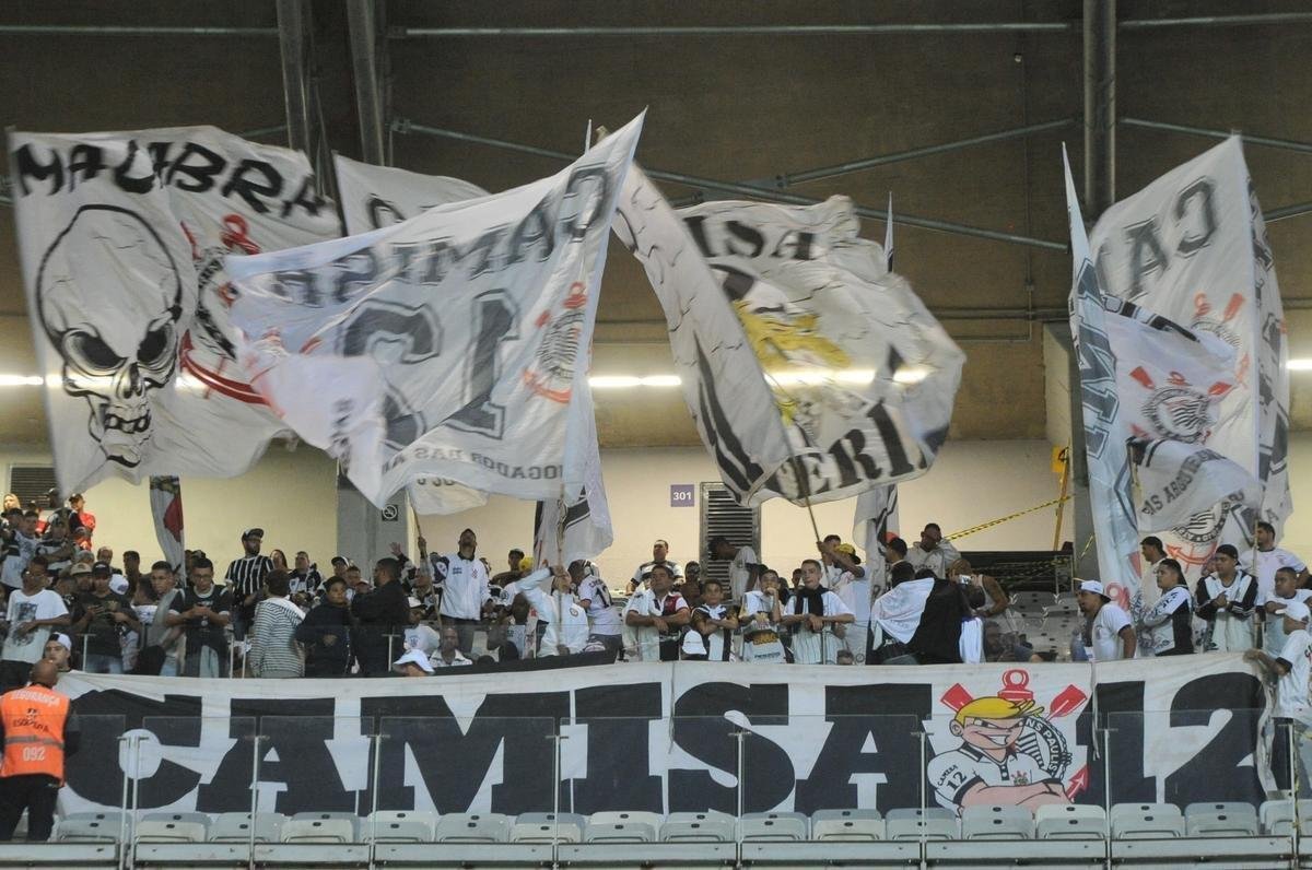Imagens das torcidas de Cruzeiro e Corinthians no Mineiro