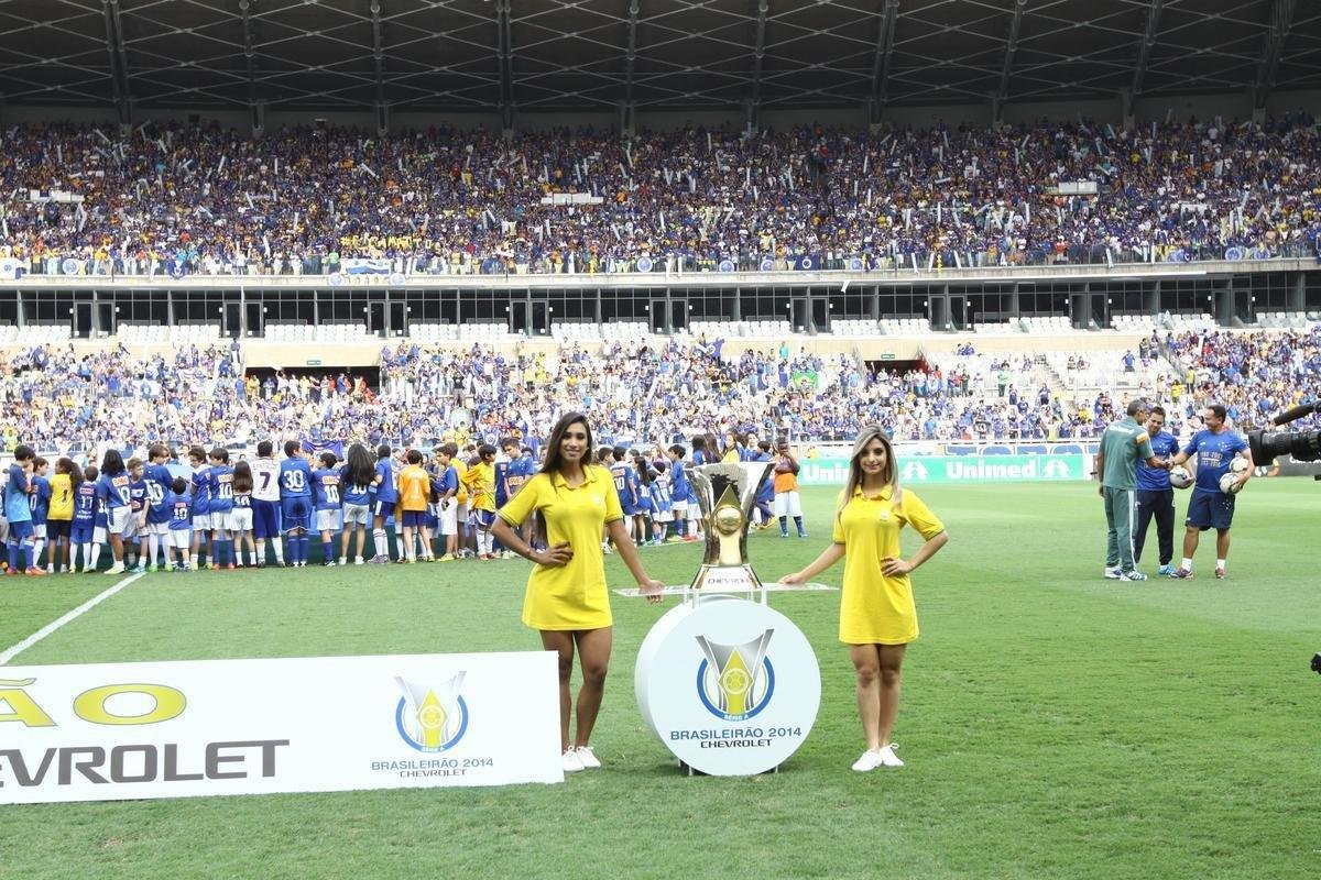 Dia de festa: Cruzeiro recebe taa de campeo brasileiro em jogo contra o Fluminense, no Mineiro