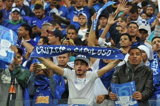 Torcedores do Cruzeiro lotam as arquibancadas do Mineiro para acompanhar a partida vlida pelas quartas de final da Copa do Brasil