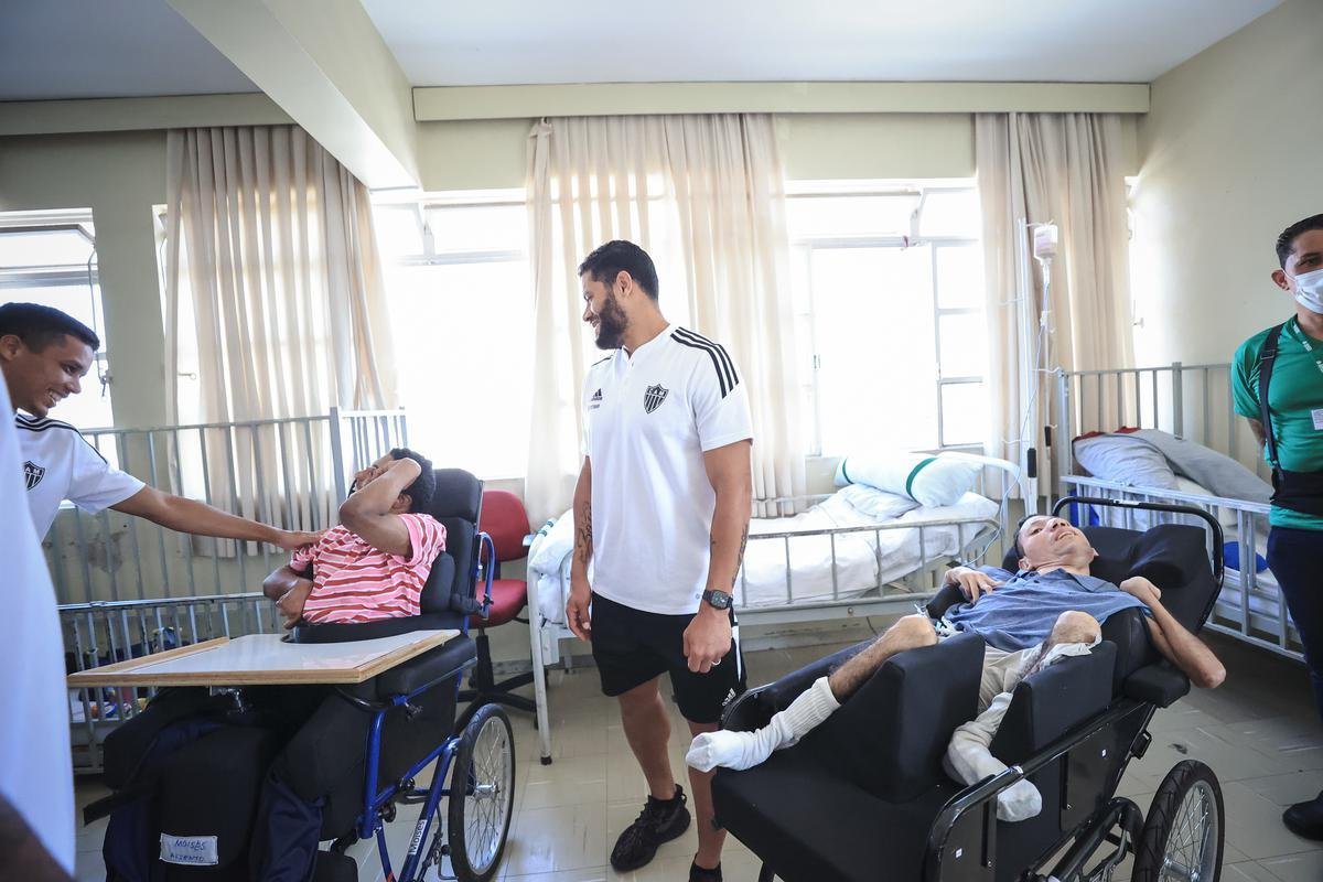 Jogadores do Atltico visitam Ncleo Assistencial Caminhos para Jesus