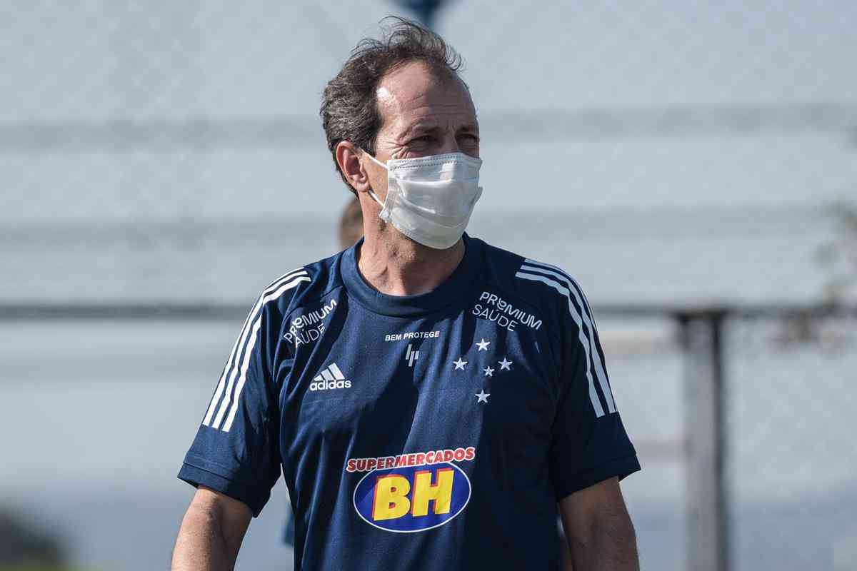Fotos do primeiro treino do Cruzeiro, na Toca da Raposa II, sob o comando de Ney Franco. Treinador de 54 anos foi oficializado nesta quarta-feira
