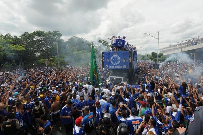 Antes do jogo com o Fluminense, em 7 de dezembro de 2014, jogadores do Cruzeiro desfilaram em carro aberto entre a Toca da Raposa II e o Mineiro, onde receberiam a taa de tetracampeo brasileiro. Uma multido azul tomou conta da Pampulha e festejou o quarto ttulo da Srie A. No jogo das faixas, a Raposa venceu o Tricolor por 2 a 1.