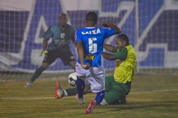 Com muitos atletas juniores, time celeste fez teste no Estádio Municipal de Ibirité