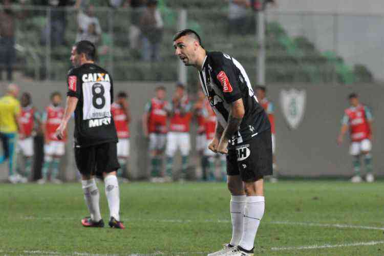 Vamos tentar acabar de vez com o teatro no futebol? E não, nunca