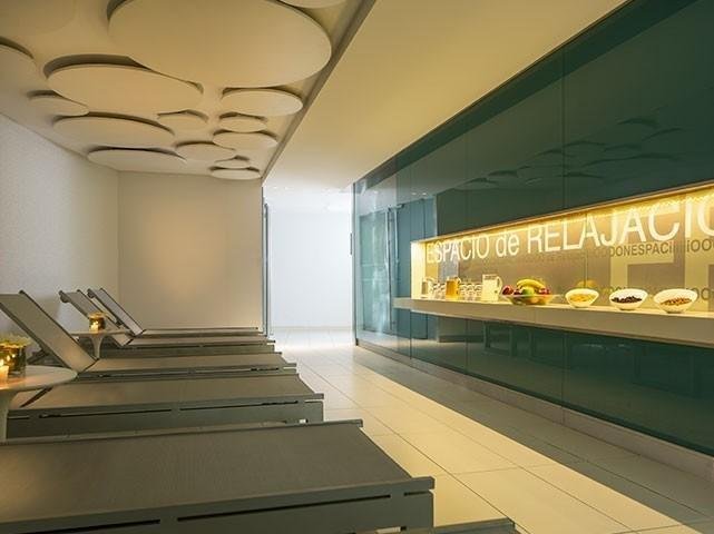 O hotel que abriga o Atltico tem cassino, shopping, spa, piscina, academia e quadras 