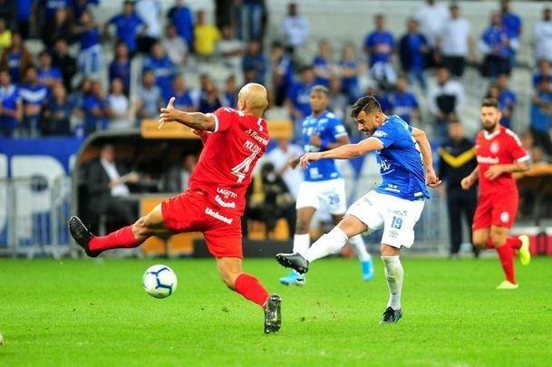 No segundo tempo, Fbio salvou Cruzeiro em dois lances, aos 25 e aos 26. Mas, aos 30, Edenlson marcou o gol do Internacional, em rebote de falta cobrada por Paolo Guerrero. 