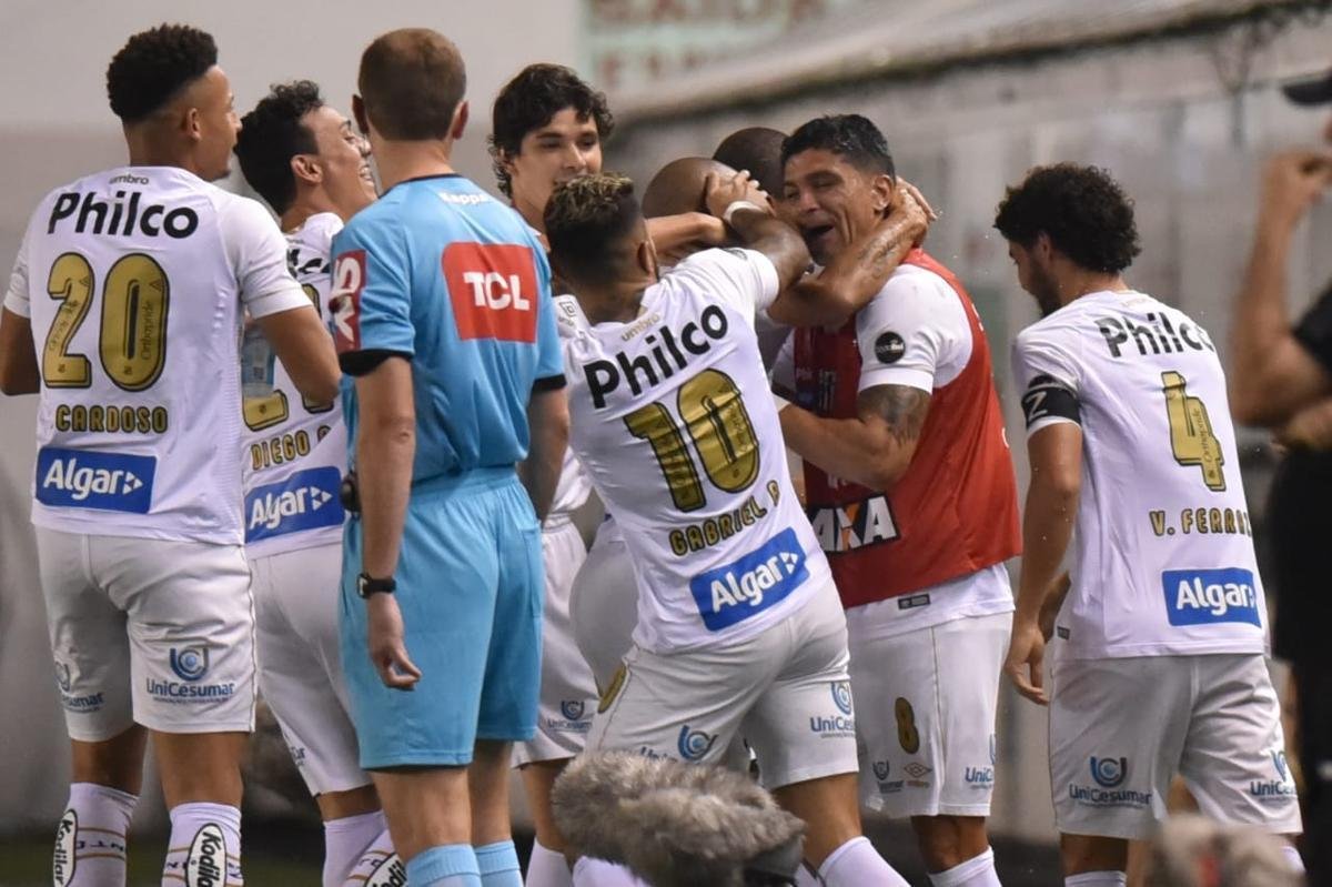 Na Vila Belmiro, Atltico  derrotado pelo Santos por 3 a 2, pela 37 rodada do Campeonato Brasileiro 