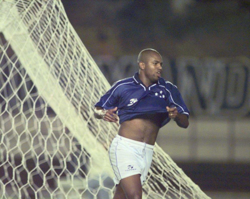 O meio-campista colombiano Alexander Viveros est empatado com Revetria como 12 jogador estrangeiro com mais partidas pelo Cruzeiro. Entre 2000 e 2001, ele fez 63 jogos e marcou seis gols. 