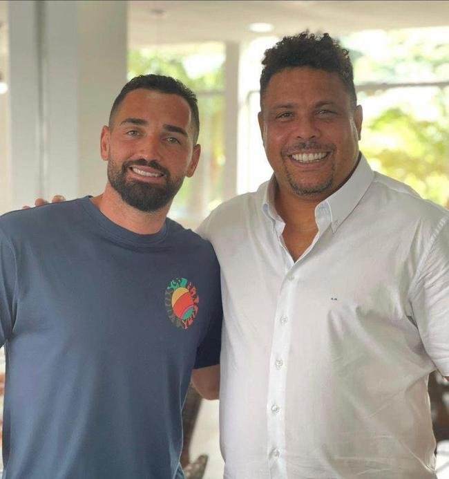 F declarado de Ronaldo, o atacante Gilberto registrou o encontro com o dolo cruzeirense na Toca da Raposa II. 