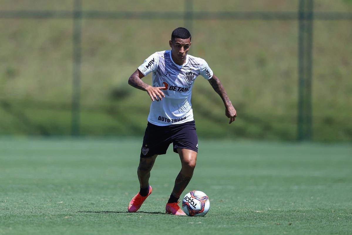 Fotos do coletivo entre profissionais e sub-20 do Atltico