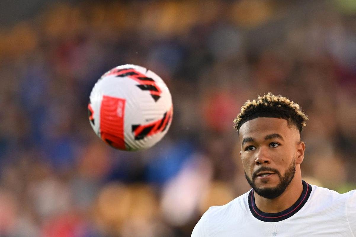 Reece James (Inglaterra) - O lateral-direito do Chelsea sofreu uma leso no joelho na partida contra o Milan e precisar de dois meses para se recuperar, prazo que o tira da Copa.