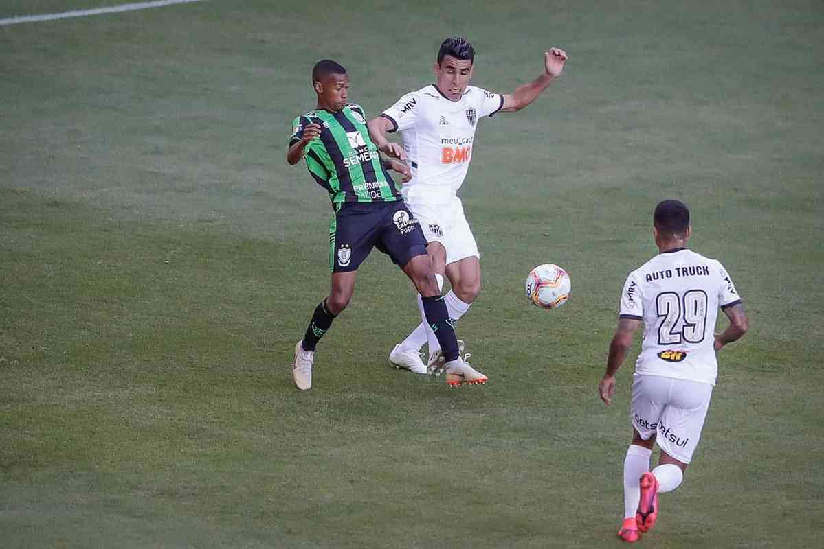 Estreia - Junior Alonso foi titular logo no primeiro jogo depois que chegou ao Atltico. Escalado ao lado de Rver, atuou no empate do Galo por 1 a 1 com o Amrica, pelo Campeonato Mineiro.